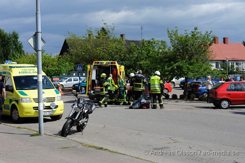 _DSC9119.JPG - Vid 14,40 larmades räddningstjänst, ambulans och polis till storgatan i Ljungbyhed där en personbil och mc kolliderat. Mc föraren fördes med ambulans med oklara skador. Personbils föraren klarade sig utan fysiska skador med chokades. Storgatan stängdes av under räddnings och bärgnings arbetet.