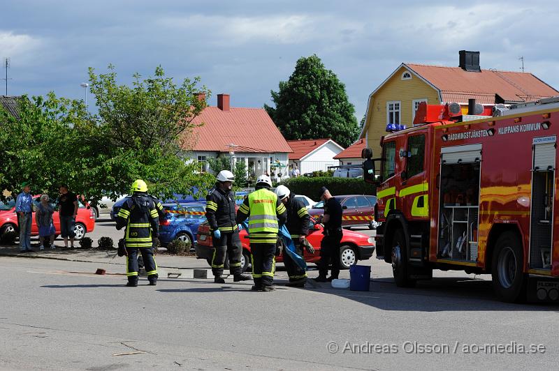 _DSC9124.JPG - Vid 14,40 larmades räddningstjänst, ambulans och polis till storgatan i Ljungbyhed där en personbil och mc kolliderat. Mc föraren fördes med ambulans med oklara skador. Personbils föraren klarade sig utan fysiska skador med chokades. Storgatan stängdes av under räddnings och bärgnings arbetet.