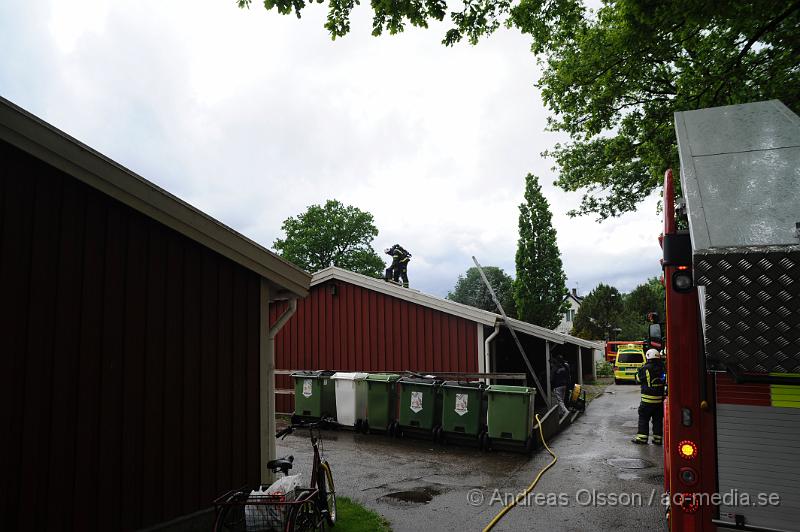 _DSC9134.JPG - Strax efter 18 tiden larmades räddningstjänsten från Perstorp och Hässleholm samt polis och ambulans till snickaregatan i Perstorp där man hade fått in larm om brand i ett av radhusen. På plats konstaterade man brand i köket och branden släcktes snabbt ner. Räddningstjänsten fick bryta upp en del på taket runt skorstenen samt inne i köket för att kontrollera att elden inte spridit sig. Det var en överhettad fritös som orsakade branden. Ingen person kom till skada.