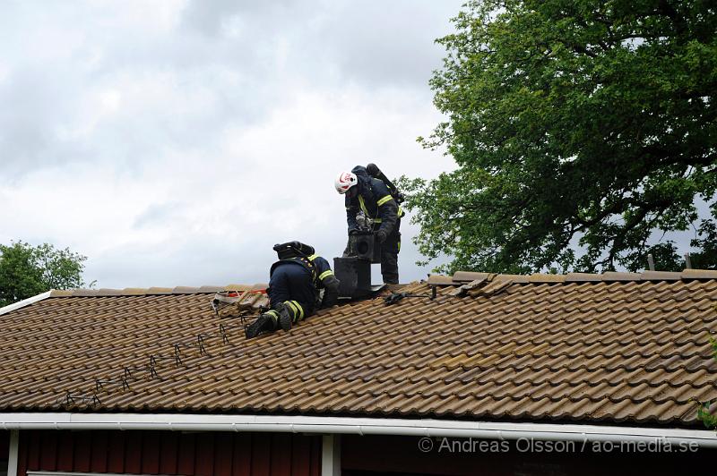_DSC9136.JPG - Strax efter 18 tiden larmades räddningstjänsten från Perstorp och Hässleholm samt polis och ambulans till snickaregatan i Perstorp där man hade fått in larm om brand i ett av radhusen. På plats konstaterade man brand i köket och branden släcktes snabbt ner. Räddningstjänsten fick bryta upp en del på taket runt skorstenen samt inne i köket för att kontrollera att elden inte spridit sig. Det var en överhettad fritös som orsakade branden. Ingen person kom till skada.