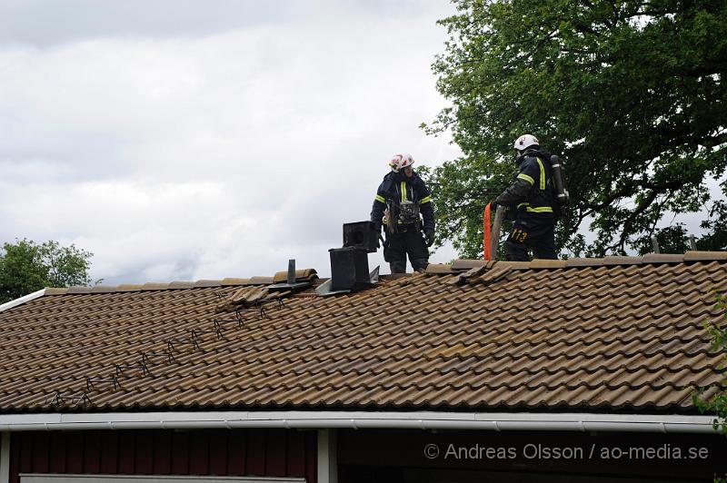 _DSC9140.JPG - Strax efter 18 tiden larmades räddningstjänsten från Perstorp och Hässleholm samt polis och ambulans till snickaregatan i Perstorp där man hade fått in larm om brand i ett av radhusen. På plats konstaterade man brand i köket och branden släcktes snabbt ner. Räddningstjänsten fick bryta upp en del på taket runt skorstenen samt inne i köket för att kontrollera att elden inte spridit sig. Det var en överhettad fritös som orsakade branden. Ingen person kom till skada.