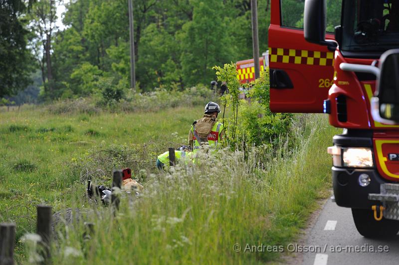 _DSC9265.JPG - Vid 15,30 larmades räddningstjänst, Ambulans och Polis till väg 1245 där en motorcykel av oklar anledning kört av vägen och ner i ett dike. Mc föraren fördes med ambulans till Helsingborgs lasarett med rygg skador, hur allvarliga är oklart.