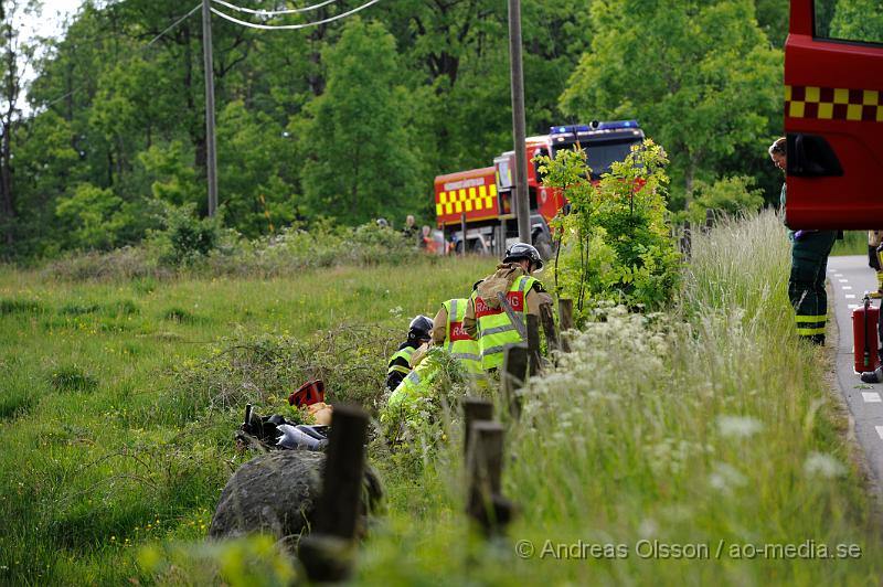 _DSC9266.JPG - Vid 15,30 larmades räddningstjänst, Ambulans och Polis till väg 1245 där en motorcykel av oklar anledning kört av vägen och ner i ett dike. Mc föraren fördes med ambulans till Helsingborgs lasarett med rygg skador, hur allvarliga är oklart.