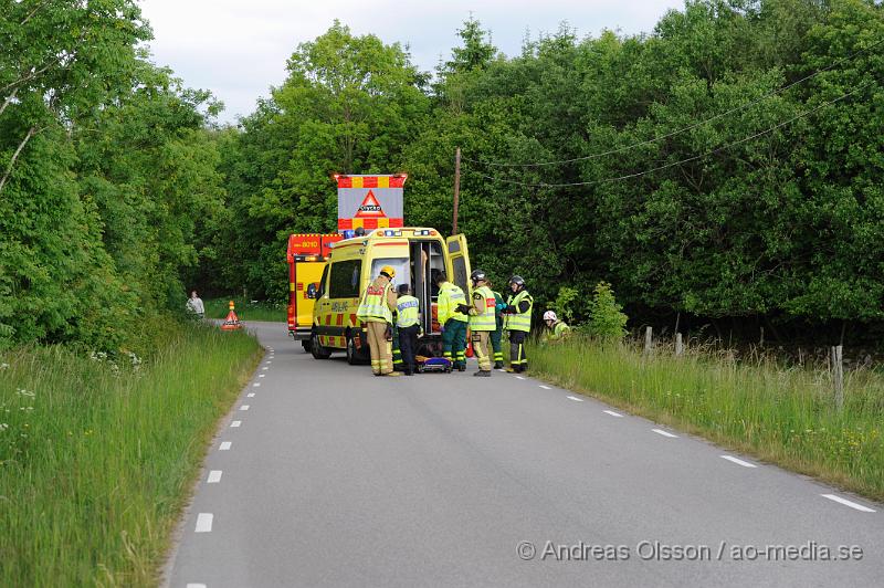 _DSC9270.JPG - Vid 15,30 larmades räddningstjänst, Ambulans och Polis till väg 1245 där en motorcykel av oklar anledning kört av vägen och ner i ett dike. Mc föraren fördes med ambulans till Helsingborgs lasarett med rygg skador, hur allvarliga är oklart.