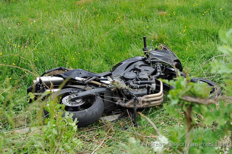 _DSC9275.JPG - Vid 15,30 larmades räddningstjänst, Ambulans och Polis till väg 1245 där en motorcykel av oklar anledning kört av vägen och ner i ett dike. Mc föraren fördes med ambulans till Helsingborgs lasarett med rygg skador, hur allvarliga är oklart.