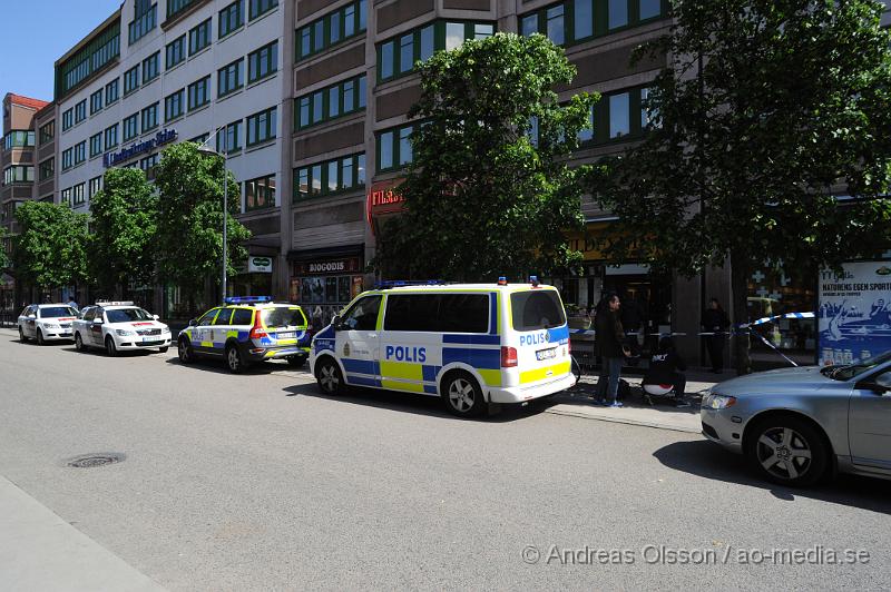 _DSC9288.JPG - Vid 11.04 larmades polis och väktare till guldfynd på Södergatan mitt i centrala Helsingborg där en person rånat butiken. Gärningsmanen hade gått in och slagit sönder några montrar och fått med sig en okänd mängd smycken. Utanför stod en medhjälpare med en blå moped och väntade. Dem båda försvann sedan från platsen. Ingen person skadades fysiskt men chockades. Det finns flera vittnen till händelsen då gatan var full med folk.