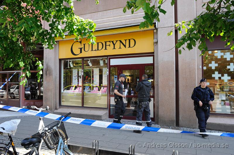 _DSC9289.JPG - Vid 11.04 larmades polis och väktare till guldfynd på Södergatan mitt i centrala Helsingborg där en person rånat butiken. Gärningsmanen hade gått in och slagit sönder några montrar och fått med sig en okänd mängd smycken. Utanför stod en medhjälpare med en blå moped och väntade. Dem båda försvann sedan från platsen. Ingen person skadades fysiskt men chockades. Det finns flera vittnen till händelsen då gatan var full med folk.