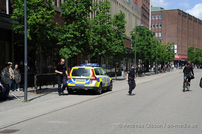 _DSC9294.JPG - Vid 11.04 larmades polis och väktare till guldfynd på Södergatan mitt i centrala Helsingborg där en person rånat butiken. Gärningsmanen hade gått in och slagit sönder några montrar och fått med sig en okänd mängd smycken. Utanför stod en medhjälpare med en blå moped och väntade. Dem båda försvann sedan från platsen. Ingen person skadades fysiskt men chockades. Det finns flera vittnen till händelsen då gatan var full med folk.