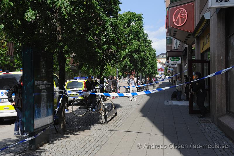 _DSC9297.JPG - Vid 11.04 larmades polis och väktare till guldfynd på Södergatan mitt i centrala Helsingborg där en person rånat butiken. Gärningsmanen hade gått in och slagit sönder några montrar och fått med sig en okänd mängd smycken. Utanför stod en medhjälpare med en blå moped och väntade. Dem båda försvann sedan från platsen. Ingen person skadades fysiskt men chockades. Det finns flera vittnen till händelsen då gatan var full med folk.