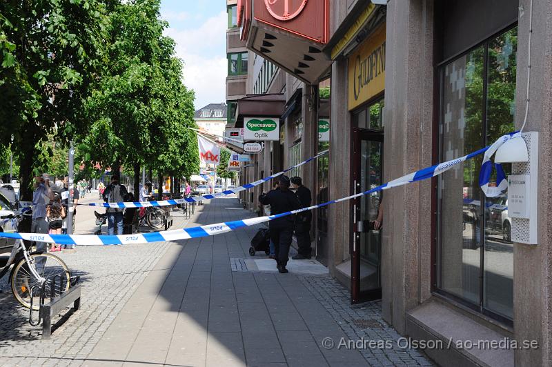 _DSC9300.JPG - Vid 11.04 larmades polis och väktare till guldfynd på Södergatan mitt i centrala Helsingborg där en person rånat butiken. Gärningsmanen hade gått in och slagit sönder några montrar och fått med sig en okänd mängd smycken. Utanför stod en medhjälpare med en blå moped och väntade. Dem båda försvann sedan från platsen. Ingen person skadades fysiskt men chockades. Det finns flera vittnen till händelsen då gatan var full med folk.