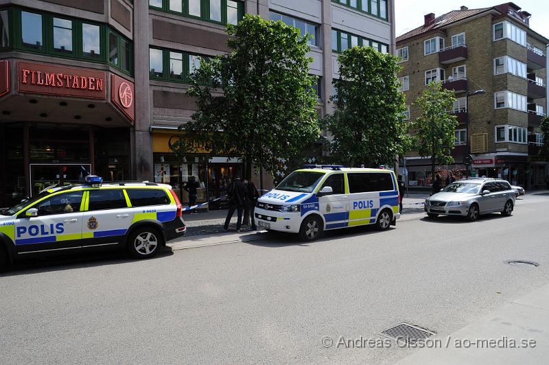 _DSC9303.JPG - Vid 11.04 larmades polis och väktare till guldfynd på Södergatan mitt i centrala Helsingborg där en person rånat butiken. Gärningsmanen hade gått in och slagit sönder några montrar och fått med sig en okänd mängd smycken. Utanför stod en medhjälpare med en blå moped och väntade. Dem båda försvann sedan från platsen. Ingen person skadades fysiskt men chockades. Det finns flera vittnen till händelsen då gatan var full med folk.