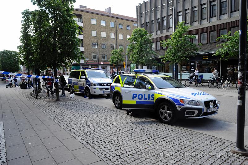 _DSC9306.JPG - Vid 11.04 larmades polis och väktare till guldfynd på Södergatan mitt i centrala Helsingborg där en person rånat butiken. Gärningsmanen hade gått in och slagit sönder några montrar och fått med sig en okänd mängd smycken. Utanför stod en medhjälpare med en blå moped och väntade. Dem båda försvann sedan från platsen. Ingen person skadades fysiskt men chockades. Det finns flera vittnen till händelsen då gatan var full med folk.