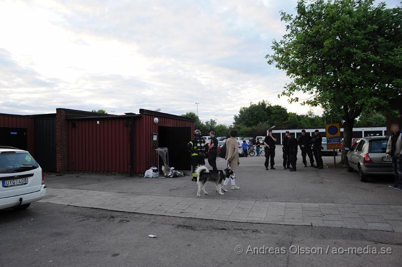 _DSC9457.JPG - Vid 21:10 larmades räddningstjänsten och polis till Rökullagatan i Helsingborg där man hade fått larm om brand i ett soprum. Väl på plats brann det i ett par soptunnor inne i soprumet. Det blev inga större skador på själva byggnaden. Det är oklart hur branden startat men man misstänker att den är anlagd.