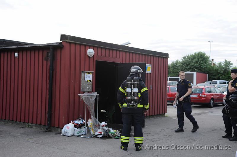 _DSC9459.JPG - Vid 21:10 larmades räddningstjänsten och polis till Rökullagatan i Helsingborg där man hade fått larm om brand i ett soprum. Väl på plats brann det i ett par soptunnor inne i soprumet. Det blev inga större skador på själva byggnaden. Det är oklart hur branden startat men man misstänker att den är anlagd.