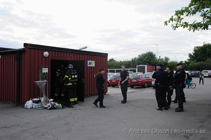 _DSC9461.JPG - Vid 21:10 larmades räddningstjänsten och polis till Rökullagatan i Helsingborg där man hade fått larm om brand i ett soprum. Väl på plats brann det i ett par soptunnor inne i soprumet. Det blev inga större skador på själva byggnaden. Det är oklart hur branden startat men man misstänker att den är anlagd.