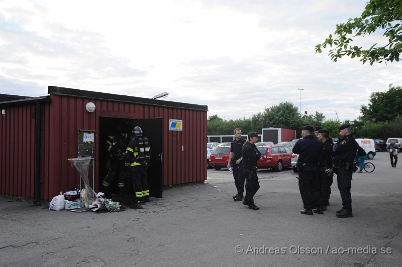 _DSC9462.JPG - Vid 21:10 larmades räddningstjänsten och polis till Rökullagatan i Helsingborg där man hade fått larm om brand i ett soprum. Väl på plats brann det i ett par soptunnor inne i soprumet. Det blev inga större skador på själva byggnaden. Det är oklart hur branden startat men man misstänker att den är anlagd.