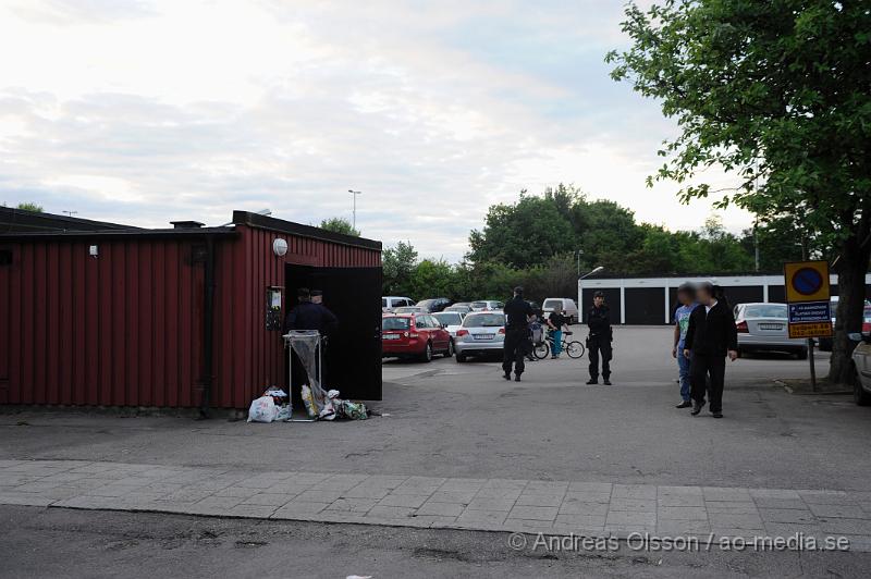 _DSC9463.JPG - Vid 21:10 larmades räddningstjänsten och polis till Rökullagatan i Helsingborg där man hade fått larm om brand i ett soprum. Väl på plats brann det i ett par soptunnor inne i soprumet. Det blev inga större skador på själva byggnaden. Det är oklart hur branden startat men man misstänker att den är anlagd.