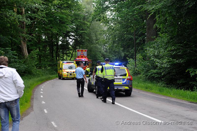 _DSC9465.JPG - Vid 12:40 larmades polisen till Vrams gunnarstorp där två personbilar kolliderat. När polisen kom fram hade en av bilarna avvikit från platsen, den som kört in i den andra bakifrån. Bilen hade lämnat och kört i riktning mot Kvidinge. Polisen larmade i sin tur ambulans och räddningstjänst då personen i bilen som blivit påkörd klagade på smärtor i rygg och nacke. Den påkörda personbilen hade även släp tillkopplat som tog den värsta smällen. En person fördes med ambulans till Helsingborgs lasarett.