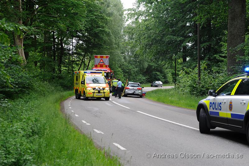 _DSC9467.JPG - Vid 12:40 larmades polisen till Vrams gunnarstorp där två personbilar kolliderat. När polisen kom fram hade en av bilarna avvikit från platsen, den som kört in i den andra bakifrån. Bilen hade lämnat och kört i riktning mot Kvidinge. Polisen larmade i sin tur ambulans och räddningstjänst då personen i bilen som blivit påkörd klagade på smärtor i rygg och nacke. Den påkörda personbilen hade även släp tillkopplat som tog den värsta smällen. En person fördes med ambulans till Helsingborgs lasarett.