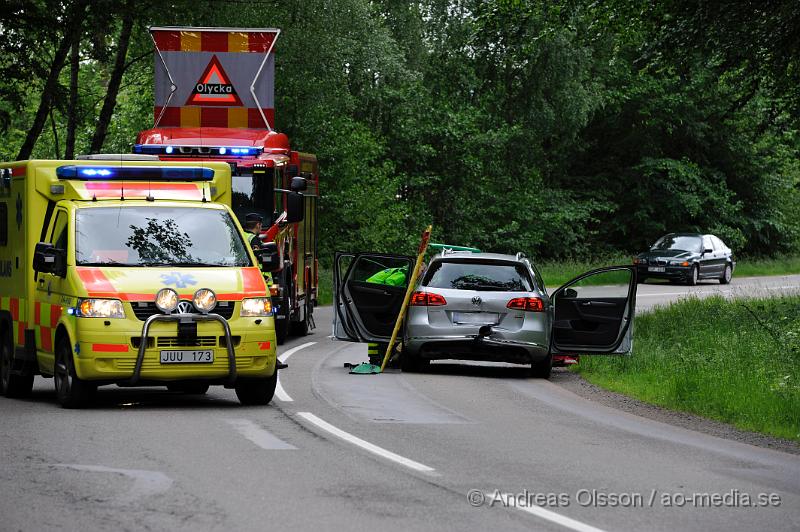 _DSC9469.JPG - Vid 12:40 larmades polisen till Vrams gunnarstorp där två personbilar kolliderat. När polisen kom fram hade en av bilarna avvikit från platsen, den som kört in i den andra bakifrån. Bilen hade lämnat och kört i riktning mot Kvidinge. Polisen larmade i sin tur ambulans och räddningstjänst då personen i bilen som blivit påkörd klagade på smärtor i rygg och nacke. Den påkörda personbilen hade även släp tillkopplat som tog den värsta smällen. En person fördes med ambulans till Helsingborgs lasarett.