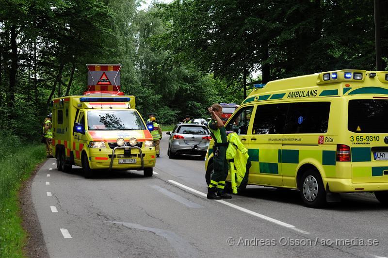 _DSC9476.JPG - Vid 12:40 larmades polisen till Vrams gunnarstorp där två personbilar kolliderat. När polisen kom fram hade en av bilarna avvikit från platsen, den som kört in i den andra bakifrån. Bilen hade lämnat och kört i riktning mot Kvidinge. Polisen larmade i sin tur ambulans och räddningstjänst då personen i bilen som blivit påkörd klagade på smärtor i rygg och nacke. Den påkörda personbilen hade även släp tillkopplat som tog den värsta smällen. En person fördes med ambulans till Helsingborgs lasarett.