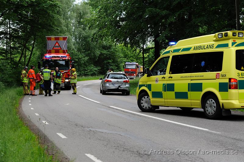 _DSC9478.JPG - Vid 12:40 larmades polisen till Vrams gunnarstorp där två personbilar kolliderat. När polisen kom fram hade en av bilarna avvikit från platsen, den som kört in i den andra bakifrån. Bilen hade lämnat och kört i riktning mot Kvidinge. Polisen larmade i sin tur ambulans och räddningstjänst då personen i bilen som blivit påkörd klagade på smärtor i rygg och nacke. Den påkörda personbilen hade även släp tillkopplat som tog den värsta smällen. En person fördes med ambulans till Helsingborgs lasarett.