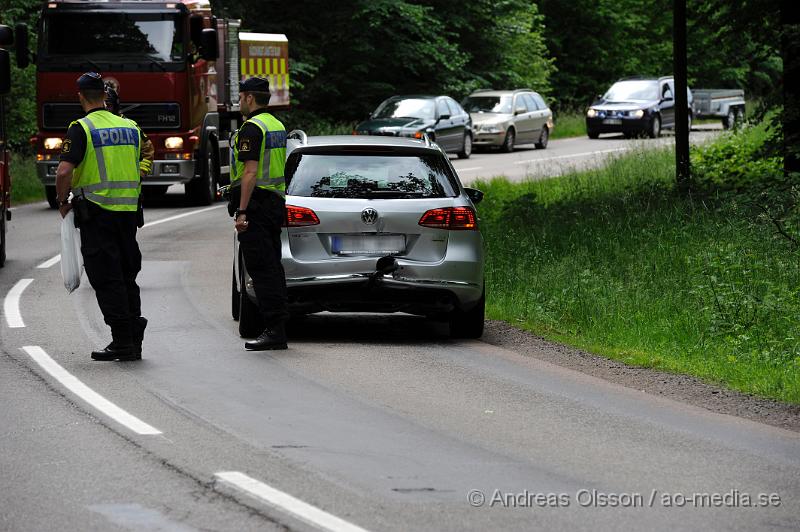 _DSC9481.JPG - Vid 12:40 larmades polisen till Vrams gunnarstorp där två personbilar kolliderat. När polisen kom fram hade en av bilarna avvikit från platsen, den som kört in i den andra bakifrån. Bilen hade lämnat och kört i riktning mot Kvidinge. Polisen larmade i sin tur ambulans och räddningstjänst då personen i bilen som blivit påkörd klagade på smärtor i rygg och nacke. Den påkörda personbilen hade även släp tillkopplat som tog den värsta smällen. En person fördes med ambulans till Helsingborgs lasarett.