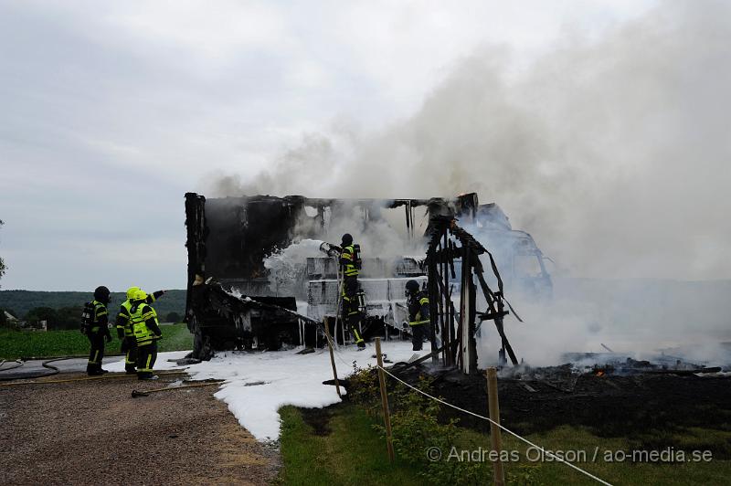 _DSC9688.JPG - Vid 11.10 larmades räddningstjänsten från Klippan och Ljungbyhed samt polis och ambulans till Stackarp strax utanför Klippan där en lastbil kolliderat med en personbil . Lastbilen började strax efter kollisionen brinna och branden spred sig till en mindre byggnad intill samt lite gräs. När räddningstjänsten kom till platsen var lastbilen helt övertänd och totalförstördes precis som byggnaden. En person i personbilen fick följa med ambulansen med oklara skador. Lastbils föraren chockades. Lastbilen ska ha varit lastad med trävaror. Vägen var helt avstängd under räddnings och bärgnings arbetet.