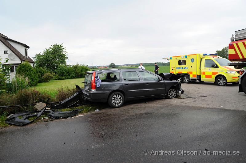 _DSC9697.JPG - Vid 11.10 larmades räddningstjänsten från Klippan och Ljungbyhed samt polis och ambulans till Stackarp strax utanför Klippan där en lastbil kolliderat med en personbil . Lastbilen började strax efter kollisionen brinna och branden spred sig till en mindre byggnad intill samt lite gräs. När räddningstjänsten kom till platsen var lastbilen helt övertänd och totalförstördes precis som byggnaden. En person i personbilen fick följa med ambulansen med oklara skador. Lastbils föraren chockades. Lastbilen ska ha varit lastad med trävaror. Vägen var helt avstängd under räddnings och bärgnings arbetet.