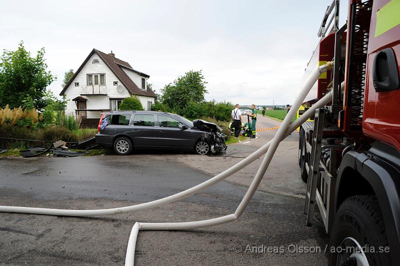 _DSC9699.JPG - Vid 11.10 larmades räddningstjänsten från Klippan och Ljungbyhed samt polis och ambulans till Stackarp strax utanför Klippan där en lastbil kolliderat med en personbil . Lastbilen började strax efter kollisionen brinna och branden spred sig till en mindre byggnad intill samt lite gräs. När räddningstjänsten kom till platsen var lastbilen helt övertänd och totalförstördes precis som byggnaden. En person i personbilen fick följa med ambulansen med oklara skador. Lastbils föraren chockades. Lastbilen ska ha varit lastad med trävaror. Vägen var helt avstängd under räddnings och bärgnings arbetet.