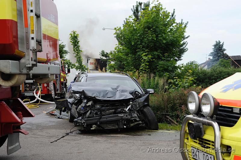 _DSC9704.JPG - Vid 11.10 larmades räddningstjänsten från Klippan och Ljungbyhed samt polis och ambulans till Stackarp strax utanför Klippan där en lastbil kolliderat med en personbil . Lastbilen började strax efter kollisionen brinna och branden spred sig till en mindre byggnad intill samt lite gräs. När räddningstjänsten kom till platsen var lastbilen helt övertänd och totalförstördes precis som byggnaden. En person i personbilen fick följa med ambulansen med oklara skador. Lastbils föraren chockades. Lastbilen ska ha varit lastad med trävaror. Vägen var helt avstängd under räddnings och bärgnings arbetet.