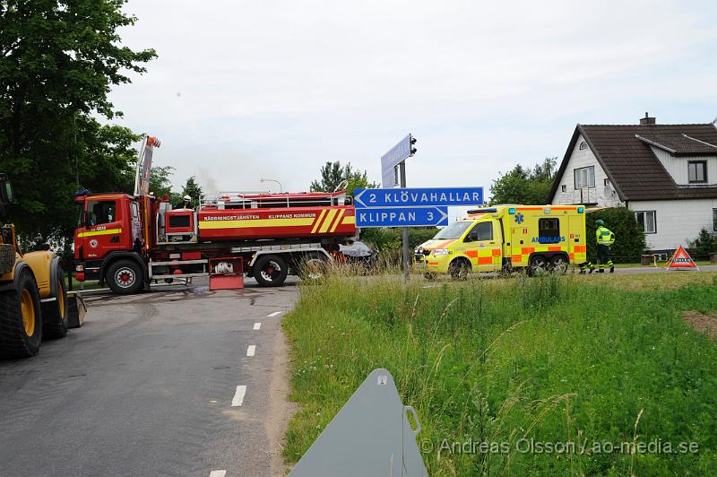 _DSC9707.JPG - Vid 11.10 larmades räddningstjänsten från Klippan och Ljungbyhed samt polis och ambulans till Stackarp strax utanför Klippan där en lastbil kolliderat med en personbil . Lastbilen började strax efter kollisionen brinna och branden spred sig till en mindre byggnad intill samt lite gräs. När räddningstjänsten kom till platsen var lastbilen helt övertänd och totalförstördes precis som byggnaden. En person i personbilen fick följa med ambulansen med oklara skador. Lastbils föraren chockades. Lastbilen ska ha varit lastad med trävaror. Vägen var helt avstängd under räddnings och bärgnings arbetet.