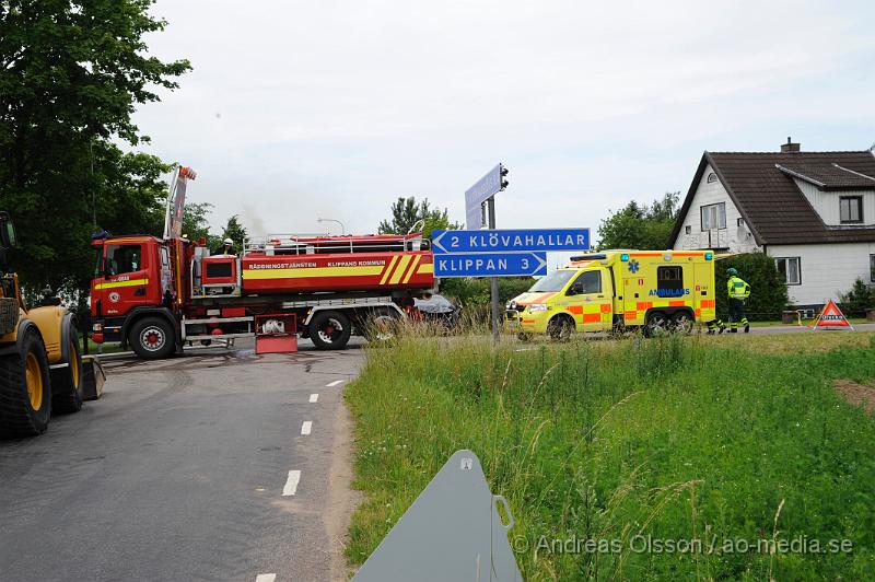 _DSC9707.JPG - Vid 11.10 larmades räddningstjänsten från Klippan och Ljungbyhed samt polis och ambulans till Stackarp strax utanför Klippan där en lastbil kolliderat med en personbil . Lastbilen började strax efter kollisionen brinna och branden spred sig till en mindre byggnad intill samt lite gräs. När räddningstjänsten kom till platsen var lastbilen helt övertänd och totalförstördes precis som byggnaden. En person i personbilen fick följa med ambulansen med oklara skador. Lastbils föraren chockades. Lastbilen ska ha varit lastad med trävaror. Vägen var helt avstängd under räddnings och bärgnings arbetet.