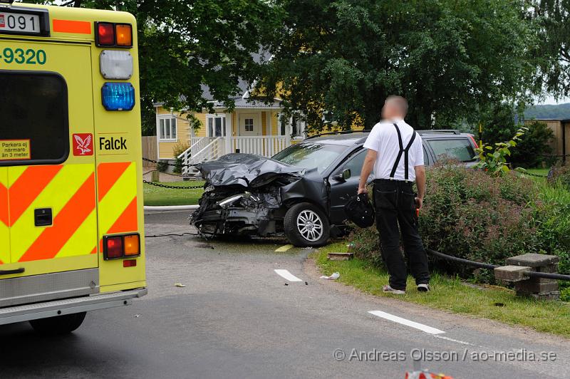 _DSC9708.JPG - Vid 11.10 larmades räddningstjänsten från Klippan och Ljungbyhed samt polis och ambulans till Stackarp strax utanför Klippan där en lastbil kolliderat med en personbil . Lastbilen började strax efter kollisionen brinna och branden spred sig till en mindre byggnad intill samt lite gräs. När räddningstjänsten kom till platsen var lastbilen helt övertänd och totalförstördes precis som byggnaden. En person i personbilen fick följa med ambulansen med oklara skador. Lastbils föraren chockades. Lastbilen ska ha varit lastad med trävaror. Vägen var helt avstängd under räddnings och bärgnings arbetet.