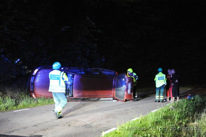 _DSC0118.JPG - Strax efter 23 larmades räddningstjänsten från Klippan och Åstorp samt ambulans och polis till Källnavägen strax utanför Östra Ljungby där man fått larm om att en personbil kört av vägen och hamnat på sidan. När räddningstjänsten kom fram var bilen tom och enligt vittne på platsen hade man sett fyra personer springa från platsen. Vittnen ska även ha sagt att bilen kom körandes i mycket hög fart och förlorat kontrollen i en kurva. Det är oklart om någon av dem inblandade ådrog sig några skador.