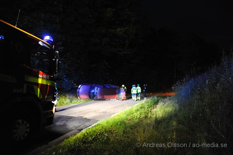 _DSC0120.JPG - Strax efter 23 larmades räddningstjänsten från Klippan och Åstorp samt ambulans och polis till Källnavägen strax utanför Östra Ljungby där man fått larm om att en personbil kört av vägen och hamnat på sidan. När räddningstjänsten kom fram var bilen tom och enligt vittne på platsen hade man sett fyra personer springa från platsen. Vittnen ska även ha sagt att bilen kom körandes i mycket hög fart och förlorat kontrollen i en kurva. Det är oklart om någon av dem inblandade ådrog sig några skador.