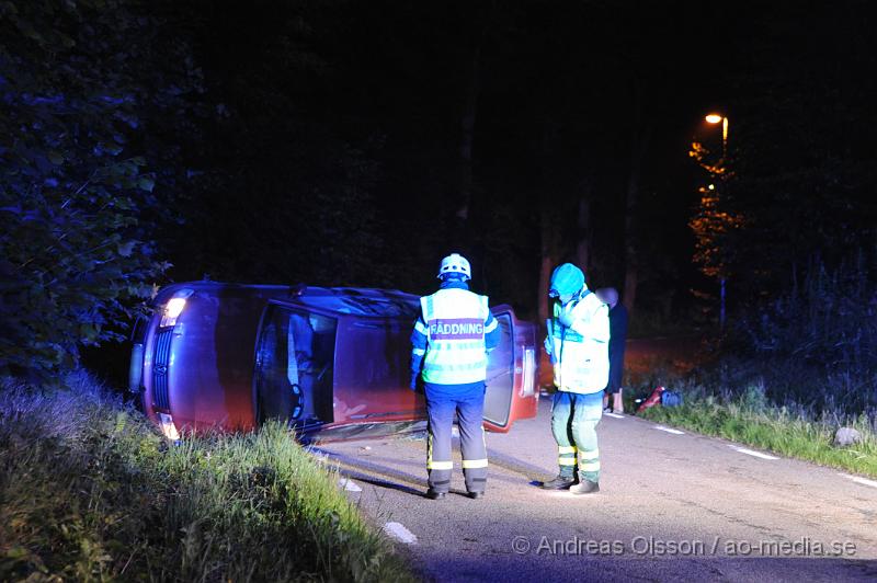 _DSC0125.JPG - Strax efter 23 larmades räddningstjänsten från Klippan och Åstorp samt ambulans och polis till Källnavägen strax utanför Östra Ljungby där man fått larm om att en personbil kört av vägen och hamnat på sidan. När räddningstjänsten kom fram var bilen tom och enligt vittne på platsen hade man sett fyra personer springa från platsen. Vittnen ska även ha sagt att bilen kom körandes i mycket hög fart och förlorat kontrollen i en kurva. Det är oklart om någon av dem inblandade ådrog sig några skador.