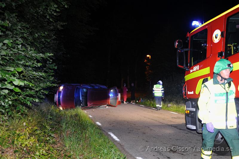 _DSC0127.JPG - Strax efter 23 larmades räddningstjänsten från Klippan och Åstorp samt ambulans och polis till Källnavägen strax utanför Östra Ljungby där man fått larm om att en personbil kört av vägen och hamnat på sidan. När räddningstjänsten kom fram var bilen tom och enligt vittne på platsen hade man sett fyra personer springa från platsen. Vittnen ska även ha sagt att bilen kom körandes i mycket hög fart och förlorat kontrollen i en kurva. Det är oklart om någon av dem inblandade ådrog sig några skador.