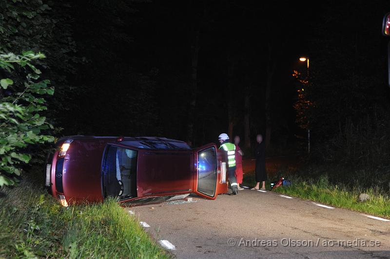 _DSC0128.JPG - Strax efter 23 larmades räddningstjänsten från Klippan och Åstorp samt ambulans och polis till Källnavägen strax utanför Östra Ljungby där man fått larm om att en personbil kört av vägen och hamnat på sidan. När räddningstjänsten kom fram var bilen tom och enligt vittne på platsen hade man sett fyra personer springa från platsen. Vittnen ska även ha sagt att bilen kom körandes i mycket hög fart och förlorat kontrollen i en kurva. Det är oklart om någon av dem inblandade ådrog sig några skador.