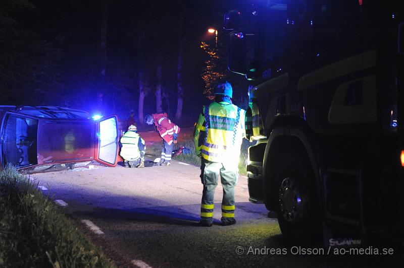 _DSC0130.JPG - Strax efter 23 larmades räddningstjänsten från Klippan och Åstorp samt ambulans och polis till Källnavägen strax utanför Östra Ljungby där man fått larm om att en personbil kört av vägen och hamnat på sidan. När räddningstjänsten kom fram var bilen tom och enligt vittne på platsen hade man sett fyra personer springa från platsen. Vittnen ska även ha sagt att bilen kom körandes i mycket hög fart och förlorat kontrollen i en kurva. Det är oklart om någon av dem inblandade ådrog sig några skador.