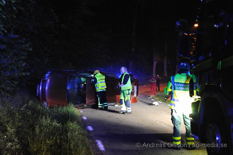 _DSC0134.JPG - Strax efter 23 larmades räddningstjänsten från Klippan och Åstorp samt ambulans och polis till Källnavägen strax utanför Östra Ljungby där man fått larm om att en personbil kört av vägen och hamnat på sidan. När räddningstjänsten kom fram var bilen tom och enligt vittne på platsen hade man sett fyra personer springa från platsen. Vittnen ska även ha sagt att bilen kom körandes i mycket hög fart och förlorat kontrollen i en kurva. Det är oklart om någon av dem inblandade ådrog sig några skador.