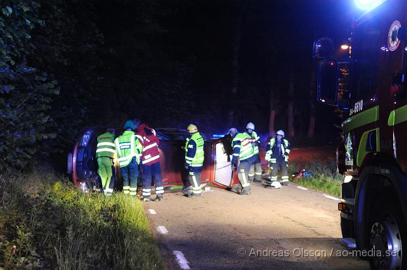 _DSC0135.JPG - Strax efter 23 larmades räddningstjänsten från Klippan och Åstorp samt ambulans och polis till Källnavägen strax utanför Östra Ljungby där man fått larm om att en personbil kört av vägen och hamnat på sidan. När räddningstjänsten kom fram var bilen tom och enligt vittne på platsen hade man sett fyra personer springa från platsen. Vittnen ska även ha sagt att bilen kom körandes i mycket hög fart och förlorat kontrollen i en kurva. Det är oklart om någon av dem inblandade ådrog sig några skador.