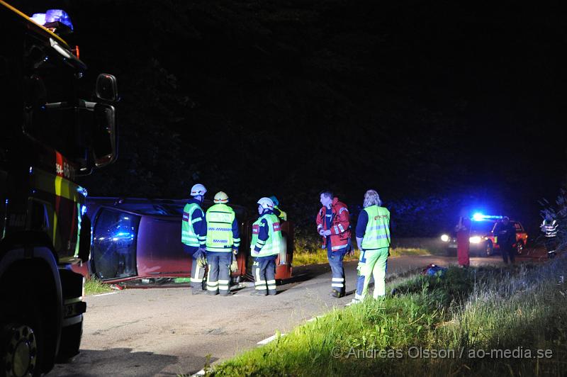 _DSC0137.JPG - Strax efter 23 larmades räddningstjänsten från Klippan och Åstorp samt ambulans och polis till Källnavägen strax utanför Östra Ljungby där man fått larm om att en personbil kört av vägen och hamnat på sidan. När räddningstjänsten kom fram var bilen tom och enligt vittne på platsen hade man sett fyra personer springa från platsen. Vittnen ska även ha sagt att bilen kom körandes i mycket hög fart och förlorat kontrollen i en kurva. Det är oklart om någon av dem inblandade ådrog sig några skador.