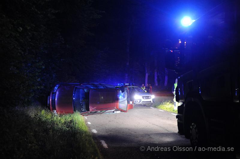 _DSC0139.JPG - Strax efter 23 larmades räddningstjänsten från Klippan och Åstorp samt ambulans och polis till Källnavägen strax utanför Östra Ljungby där man fått larm om att en personbil kört av vägen och hamnat på sidan. När räddningstjänsten kom fram var bilen tom och enligt vittne på platsen hade man sett fyra personer springa från platsen. Vittnen ska även ha sagt att bilen kom körandes i mycket hög fart och förlorat kontrollen i en kurva. Det är oklart om någon av dem inblandade ådrog sig några skador.