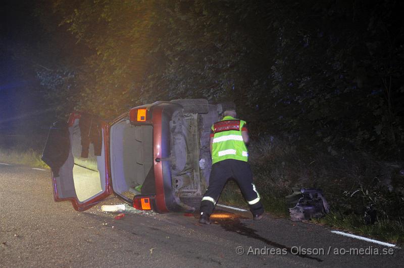 _DSC0141.JPG - Strax efter 23 larmades räddningstjänsten från Klippan och Åstorp samt ambulans och polis till Källnavägen strax utanför Östra Ljungby där man fått larm om att en personbil kört av vägen och hamnat på sidan. När räddningstjänsten kom fram var bilen tom och enligt vittne på platsen hade man sett fyra personer springa från platsen. Vittnen ska även ha sagt att bilen kom körandes i mycket hög fart och förlorat kontrollen i en kurva. Det är oklart om någon av dem inblandade ådrog sig några skador.