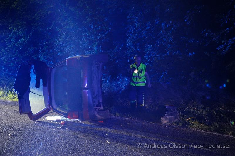 _DSC0144.JPG - Strax efter 23 larmades räddningstjänsten från Klippan och Åstorp samt ambulans och polis till Källnavägen strax utanför Östra Ljungby där man fått larm om att en personbil kört av vägen och hamnat på sidan. När räddningstjänsten kom fram var bilen tom och enligt vittne på platsen hade man sett fyra personer springa från platsen. Vittnen ska även ha sagt att bilen kom körandes i mycket hög fart och förlorat kontrollen i en kurva. Det är oklart om någon av dem inblandade ådrog sig några skador.