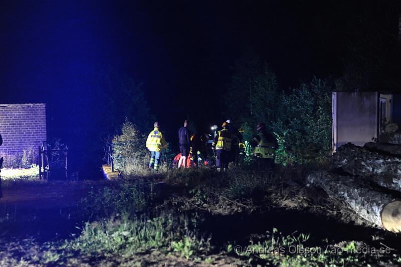 _DSC0150.JPG - Vid 23:20 larmades räddningstjänsten från Perstorp, Hässleholm, Höganäs samt ambulans och polis till Ebbarps kraftverksdammar. Det var en personbil som av oklar anledning kört över kanten till en ravin på ca 6 meter och ner i bäljane å. Bilen stod fastkilad rakt upp och en person befann sig i bilen. Det var när mannen varit ute på några korta ärenden och sedan inte kommit hem som anhöriga började bli oroliga och ringde polisen. Dem hämtade då upp frun och körde den vägen som mannen skulle ha kört och fann då bilen. Då ska mannen ha suttit fast i bilen i ca 30-60 minuter. Räddningsarbetet blev komplicerat då man inte hade något säkert sätt att få ut mannen på först. Man säkrade bilen och började sedan tänka ut en bra lösning för att få ut mannen säkert. Det slutade med att man lyckades stå i ån som inte var så djup och fick ut mannen på en såkallad spineboard och kunde då bära iväg honom genom ån till en bättre plats för att sedan få upp honom till ambulansen. Mannen ska ha varit vaken och pratat med räddningspersonalen under hela räddningsarbetet. Han fördes med ambulans till sjukhus för kontroll av en del sårskador men ska mirakulöst ha klarat sig relativt bra.