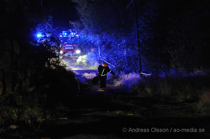 _DSC0157.JPG - Vid 23:20 larmades räddningstjänsten från Perstorp, Hässleholm, Höganäs samt ambulans och polis till Ebbarps kraftverksdammar. Det var en personbil som av oklar anledning kört över kanten till en ravin på ca 6 meter och ner i bäljane å. Bilen stod fastkilad rakt upp och en person befann sig i bilen. Det var när mannen varit ute på några korta ärenden och sedan inte kommit hem som anhöriga började bli oroliga och ringde polisen. Dem hämtade då upp frun och körde den vägen som mannen skulle ha kört och fann då bilen. Då ska mannen ha suttit fast i bilen i ca 30-60 minuter. Räddningsarbetet blev komplicerat då man inte hade något säkert sätt att få ut mannen på först. Man säkrade bilen och började sedan tänka ut en bra lösning för att få ut mannen säkert. Det slutade med att man lyckades stå i ån som inte var så djup och fick ut mannen på en såkallad spineboard och kunde då bära iväg honom genom ån till en bättre plats för att sedan få upp honom till ambulansen. Mannen ska ha varit vaken och pratat med räddningspersonalen under hela räddningsarbetet. Han fördes med ambulans till sjukhus för kontroll av en del sårskador men ska mirakulöst ha klarat sig relativt bra.