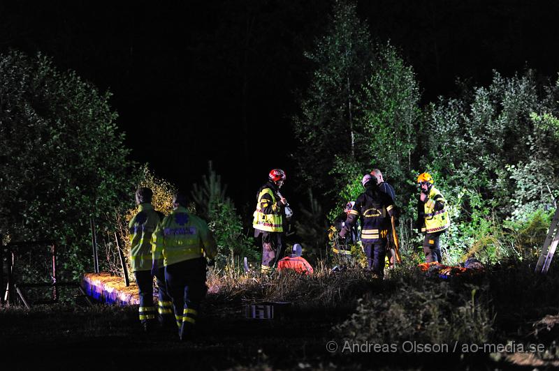 _DSC0163.JPG - Vid 23:20 larmades räddningstjänsten från Perstorp, Hässleholm, Höganäs samt ambulans och polis till Ebbarps kraftverksdammar. Det var en personbil som av oklar anledning kört över kanten till en ravin på ca 6 meter och ner i bäljane å. Bilen stod fastkilad rakt upp och en person befann sig i bilen. Det var när mannen varit ute på några korta ärenden och sedan inte kommit hem som anhöriga började bli oroliga och ringde polisen. Dem hämtade då upp frun och körde den vägen som mannen skulle ha kört och fann då bilen. Då ska mannen ha suttit fast i bilen i ca 30-60 minuter. Räddningsarbetet blev komplicerat då man inte hade något säkert sätt att få ut mannen på först. Man säkrade bilen och började sedan tänka ut en bra lösning för att få ut mannen säkert. Det slutade med att man lyckades stå i ån som inte var så djup och fick ut mannen på en såkallad spineboard och kunde då bära iväg honom genom ån till en bättre plats för att sedan få upp honom till ambulansen. Mannen ska ha varit vaken och pratat med räddningspersonalen under hela räddningsarbetet. Han fördes med ambulans till sjukhus för kontroll av en del sårskador men ska mirakulöst ha klarat sig relativt bra.