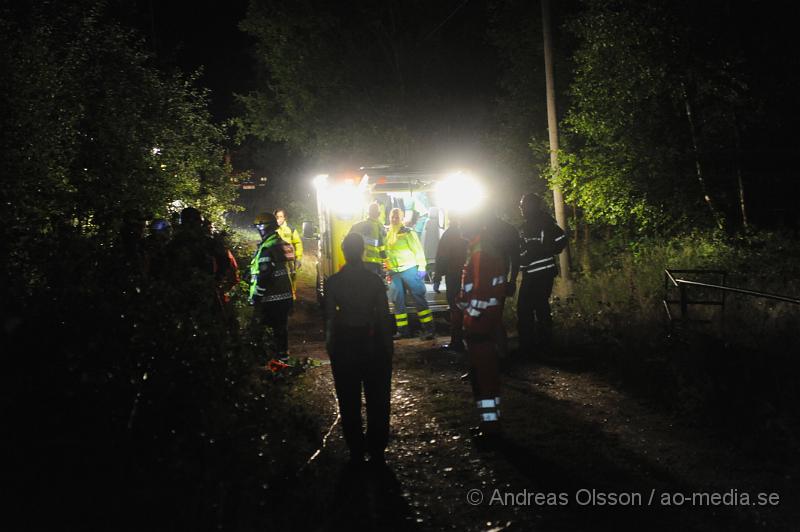 _DSC0181.JPG - Vid 23:20 larmades räddningstjänsten från Perstorp, Hässleholm, Höganäs samt ambulans och polis till Ebbarps kraftverksdammar. Det var en personbil som av oklar anledning kört över kanten till en ravin på ca 6 meter och ner i bäljane å. Bilen stod fastkilad rakt upp och en person befann sig i bilen. Det var när mannen varit ute på några korta ärenden och sedan inte kommit hem som anhöriga började bli oroliga och ringde polisen. Dem hämtade då upp frun och körde den vägen som mannen skulle ha kört och fann då bilen. Då ska mannen ha suttit fast i bilen i ca 30-60 minuter. Räddningsarbetet blev komplicerat då man inte hade något säkert sätt att få ut mannen på först. Man säkrade bilen och började sedan tänka ut en bra lösning för att få ut mannen säkert. Det slutade med att man lyckades stå i ån som inte var så djup och fick ut mannen på en såkallad spineboard och kunde då bära iväg honom genom ån till en bättre plats för att sedan få upp honom till ambulansen. Mannen ska ha varit vaken och pratat med räddningspersonalen under hela räddningsarbetet. Han fördes med ambulans till sjukhus för kontroll av en del sårskador men ska mirakulöst ha klarat sig relativt bra.